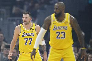 与老詹同场东契奇每75回合得27.5分&净效率-2.7 反之38.2分&+6.9 配图