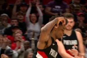 穷追猛打！亨德森三分再中 比赛还剩近5分钟开拓者领先24分 配图