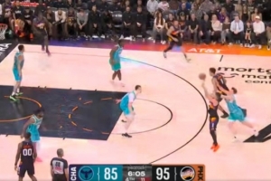 连珠炮！吉莱斯皮外线开火连中2记三分 率队领先13分打停黄蜂 配图