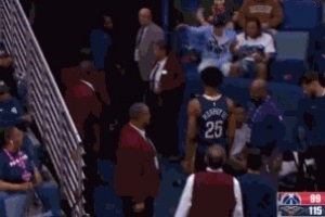 好在没事！墨菲突破撞到胳膊回更衣室 很快回到场上 配图