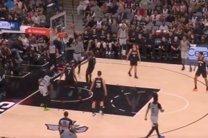 单打阿门单手上篮？文班亚马：有时候我只是随性发挥一下而已 配图