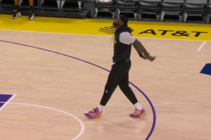 记者:詹姆斯缺阵主要是因为左脚关节炎 这是一直困扰他的老毛病 配图