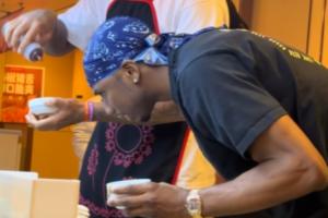 吃得明白吗网友在海底捞偶遇迪亚洛和克里斯 前者专注打酱料 配图