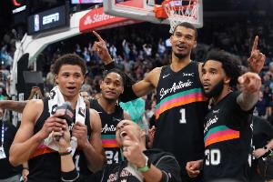 未来是你们的！马刺主体框架均未过30岁 多达7人场均得分上双 配图