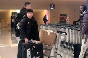 复出在即？媒体人晒麦考尔与杜锋机场合照：麦考尔随队前往新疆 配图