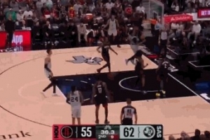 打得真棒！哈珀底线突破一步过掉芬尼-史密斯 左手单臂战斧！ 配图