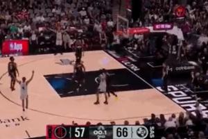 瞄准MVP去了！文班亚马点飞卡佩拉 弧顶压哨三分一箭穿心！ 配图