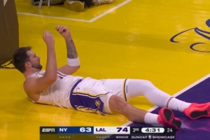 想造进攻犯规裁判没给！被撞翻在地的东契奇比出收钱手势 配图