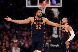 JR:想靠布伦森这种矮个夺冠太难了 况且他和唐斯还在抢球权 配图