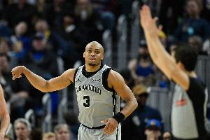 火力差距！马刺替补席射进12记三分 火箭全队仅有8个 配图