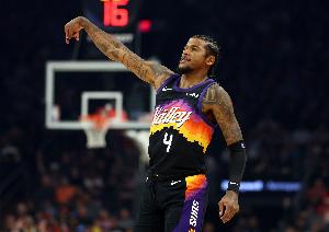 攻得很凶!杰伦·格林半场11中7轰下20分1板 次节独得12分 配图