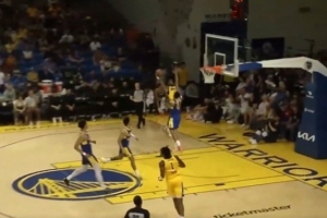 美媒晒布朗尼一条龙隔人暴扣：布朗尼会飞 詹姆斯转发 配图