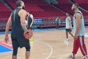 两位勇士名宿！麦基与斯佩尔曼在北京重聚 训练中交流颇多 配图