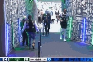 不打了？特纳进攻犯规被换下 直接走回更衣室 配图