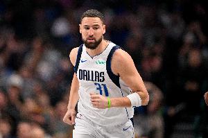 铁麻了！克莱替补10中2&三分7中1仅拿5分1板2助 配图