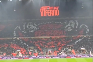 欢迎来到地狱!米兰球迷赛前Tifo:红色魔鬼凝视球场 配图