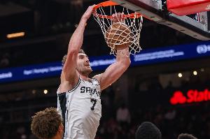 欺负申京是吧！科内特切入在申京头上空接暴扣得分 配图