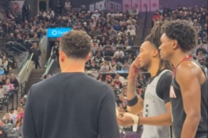 死死贴防！卡斯尔和主帅米奇沟通 阿门寸步不离 不忘交流一波 配图