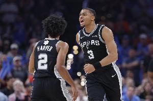 解说：马刺就是这么稳健 球队用极致进攻冲垮火箭防守 配图