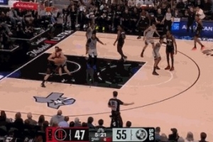 不容易！申京背打科内特 强凿后翻身后仰抛投打进还加罚 配图