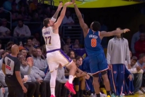 湖人克纽约：越难，卢卡越投得进？ 配图