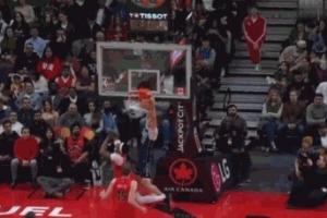 人到球到！弗拉格底线切入接马绍尔抛传空接隔扣沃尔特 配图