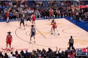 拿手好戏！特雷·杨外线接球不犹豫直接轰进加长三分 配图