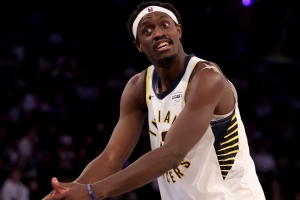 投篮没手感!西亚卡姆上半场14中5&三分3中0 拿到13分5板 配图