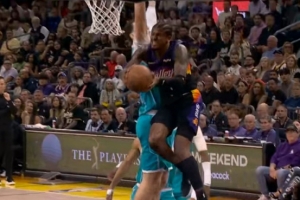 有乔科的影子！杰伦·格林突破精彩拉杆躲闪防守 反篮丝滑命中 配图