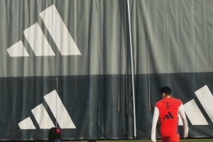 图片报：孔帕尼组织拜仁家庭日活动，现场提供了烧烤、冰淇淋车等 配图