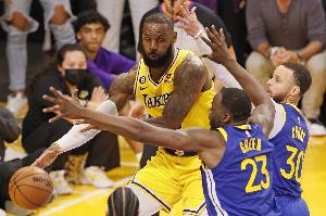 追梦：喜欢对阵詹姆斯 就像下棋一样 每个回合我俩都在见招拆招 配图