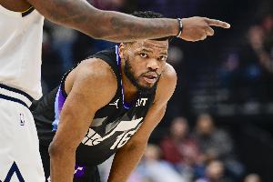 生涯新高！哈克莱斯10中4拿下16分2板6助1断 关键两罚全中 配图