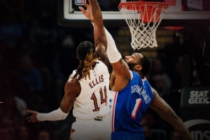 替补奇兵！骑士发布赢球海报：埃利斯抛投瞬间登上封面 配图