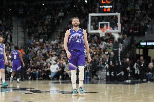 老将尚能一战!乐福替补15分钟 三分3投全中贡献12分8篮板 配图