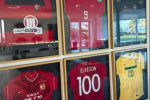 已退役近1年!36岁国足归化艾克森晒自己的国足、广州、海港球衣 配图