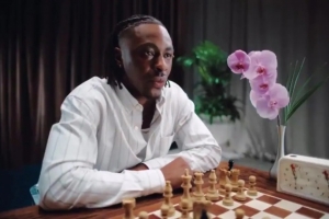 太阳报:埃泽为New Balance拍摄广告,与国际象棋冠军切磋 配图