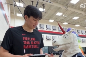 杨瀚森：喜欢的饭店是快乐小羊 学会不少垃圾话 不训练时就打王者 配图