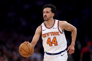 扔不进就是负作用!沙梅特三分球12中3仅拿9分1篮板 上半场6中0 配图