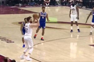 穿针引线！哈登送炮弹直传 迪恩·韦德三分一箭穿心 配图