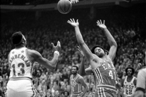 KD：张伯伦是那个时代独一无二的存在 我不敢相信他场均50分25板 配图