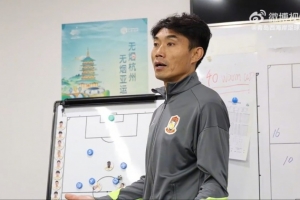 郑智中场喊话：中场附近你们踢得太客气了，要有侵略性上去 配图