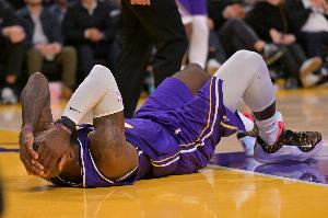 考辛斯：詹姆斯都得关节炎了 这可真是老年人才会有的毛病 配图