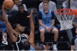 平地起惊雷！戴隆·夏普冲击篮筐 起飞暴力隔扣吕佩尔 配图