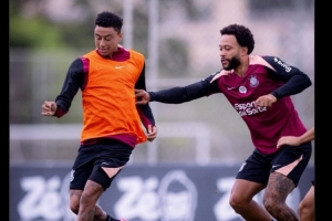 重聚!曼联球迷号社媒晒德佩、林加德在科林蒂安训练照片 配图