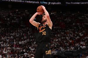 能投能抢！迪恩·韦德9中5拿下 13分10板2助1帽 4前场板 配图