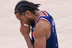 解说:小卡依旧是战神卡&角色球员手真硬 卢指导今天做了充分准备 配图