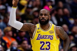 斯科特：太多传奇球星在湖人退役 老詹想打破常规 所以他会回骑士 配图