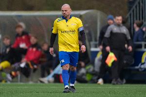 参加真人秀减重10公斤!41岁斯内德业余联赛复出,球队助教是他哥 配图