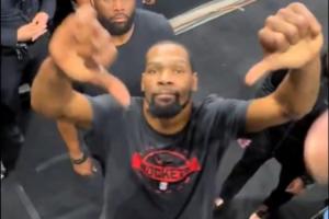 宠粉！杜兰特大笑与马刺粉丝互倒竖大拇指打闹 最后还送出签名 配图