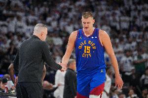 约基奇:老板问我该不该解雇马龙时我说再等等 但他已做了决定 配图